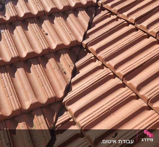 רעפים על גג עם חיבורי איטום נראים לעין